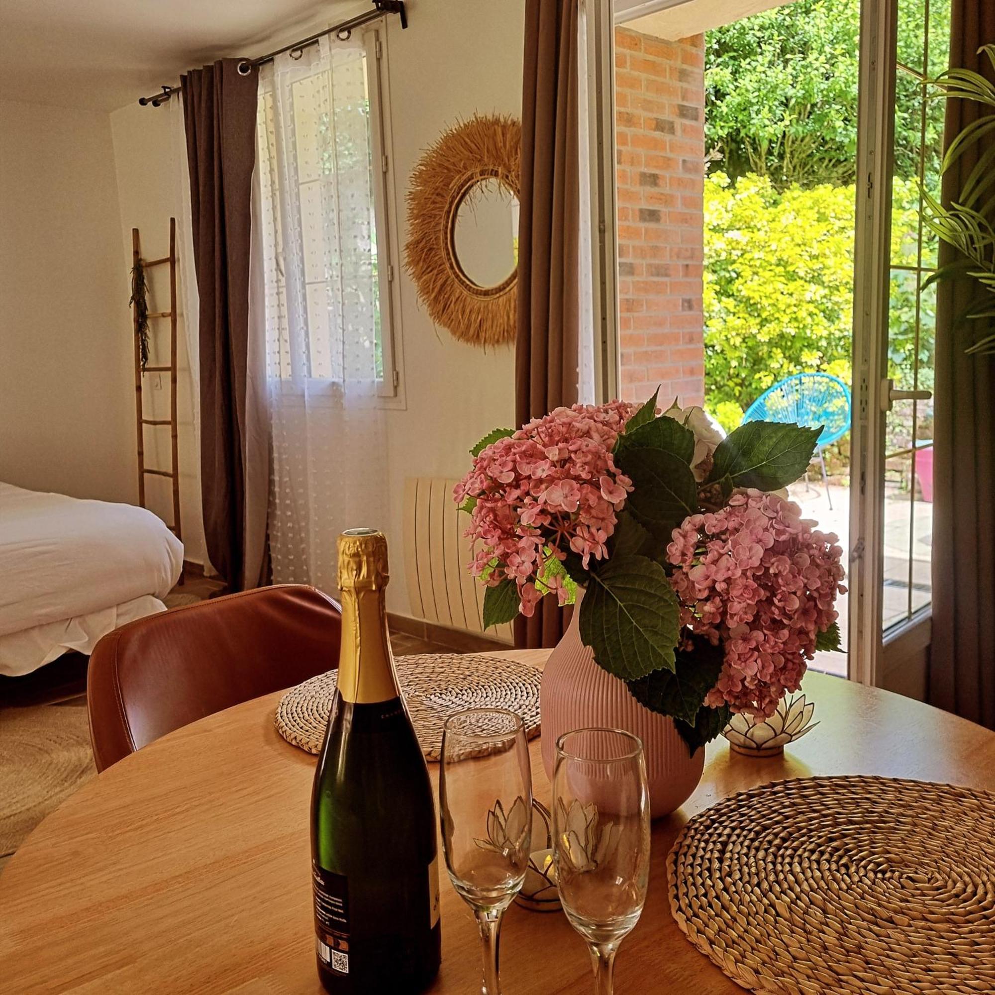 Suite De Charme Avec Jacuzzi Et Jardin Privatif Paris Au Calme Saint-Prix (Val d'Oise) المظهر الخارجي الصورة